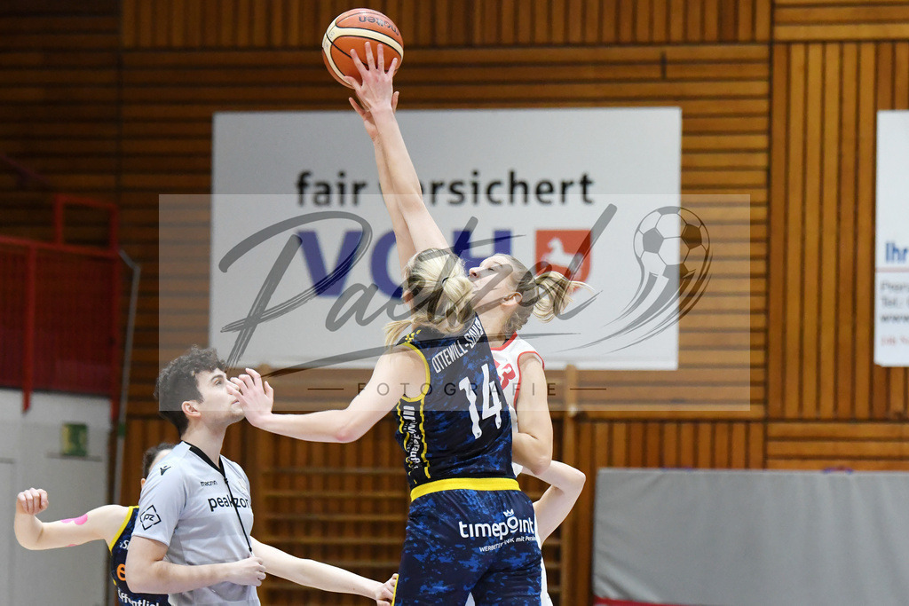 20200209_PAOEBS_0008 | Basketball, Frauen: Harriet Ottewill-Soulsby (Eintracht Braunschweig) und Michelle Mueller (Panthers Academy Osnabrueck) im Zweikampf waehrend des Spiels der 2. DBBL zwischen Panthers Academy Osnabrueck und Eintracht Braunschweig im datos – home of the panthers am 09.02.2020 in Osnabrueck, Deutschland. - Realisiert mit Pictrs.com