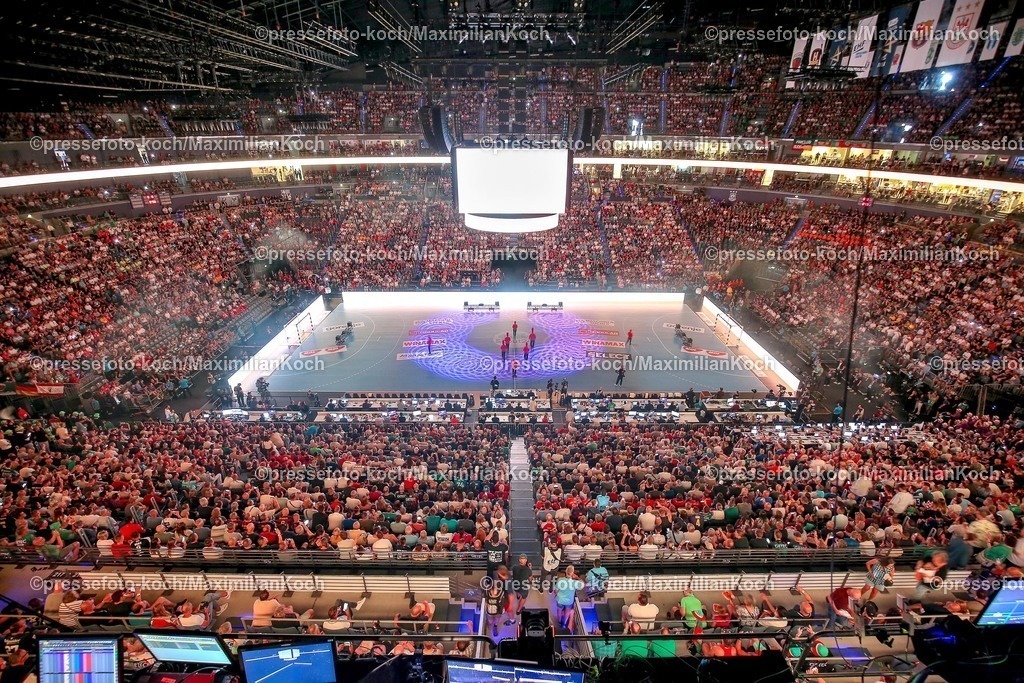 KoeEHF14062501119 | 14.06.2025, Handball, Halbfinale TruckScout24 EHF FINAL4, LANXESS arena Köln, Füchse Berlin - HBC Nantes: Innenansicht Übersicht Übersichtsbild Zuschauer Show Besucher Voll Ausverkauft Halbzeitshow