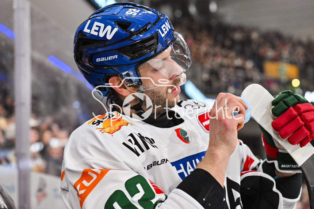 Nürnberg Ice Tigers - Augsburger Panther | NUREMBERG, GERMANY - 23. JANUARY: im Bild Joseph CRAMAROSSA (Augsburger Panther 92) / Einzelfoto / Freisteller auf der Bank mit seinem Schläger während dem Match zwischen den Nürnberg Ice Tigers und den Augsburger Panthern am 42. Spieltag der Penny DEL in der PSD Bank Nürnberg Arena