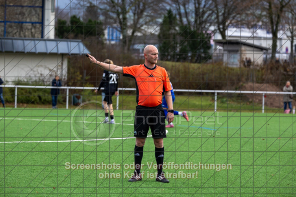 20251129_142045_0169 | #,1.FC Donzdorf (schwarz) vs. TSV Münchingen (blau), Fussball, EnBW-Oberliga B -Juniorinnen, 12. Spieltag, Saison 2025/2026, Kunstrasenplatz beim Lautertal Stadion, Süßener Straße 16, 73072 Donzdorf, 29.11.2025 - 14:00 Uhr,Foto: PhotoPeet-Sportfotografie/Peter Harich