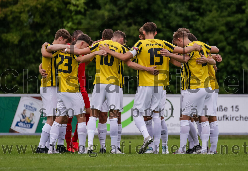 2023-07-29_005_FC_Moosinning_gegen_TuS_Raubling | Moosinning, Deutschland, 29.07.2023:
Fußball, Bezirksliga Oberbayern Ost 2023 / 2024, 1. Spieltag, FC Moosinning gegen TuS Raubling, Endergebnis: 0:7

Benedikt Rösl (FC Moosinning, #23), Florian Jakob (FC Moosinning, #10), Dennis Stauf (FC Moosinning, #15), Stefan Haas (FC Moosinning, #8)

Foto: Christian Riedel / fotografie-riedel.net