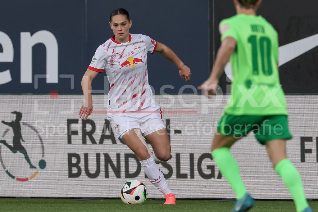 Fussball, Google Pixel Frauen-Bundesliga, VfL Wolfsburg - RB Leipzig | v.li.: Giovanna Hoffmann (RB Leipzig, 7) am Ball, Einzelbild, Ganzkörper, Aktion, Action, Spielszene, DIE DFB-RICHTLINIEN UNTERSAGEN JEGLICHE NUTZUNG VON FOTOS ALS SEQUENZBILDER UND/ODER VIDEOÄHNLICHE FOTOSTRECKEN. DFB REGULATIONS PROHIBIT ANY USE OF PHOTOGRAPHS AS IMAGE SEQUENCES AND/OR QUASI-VIDEO.