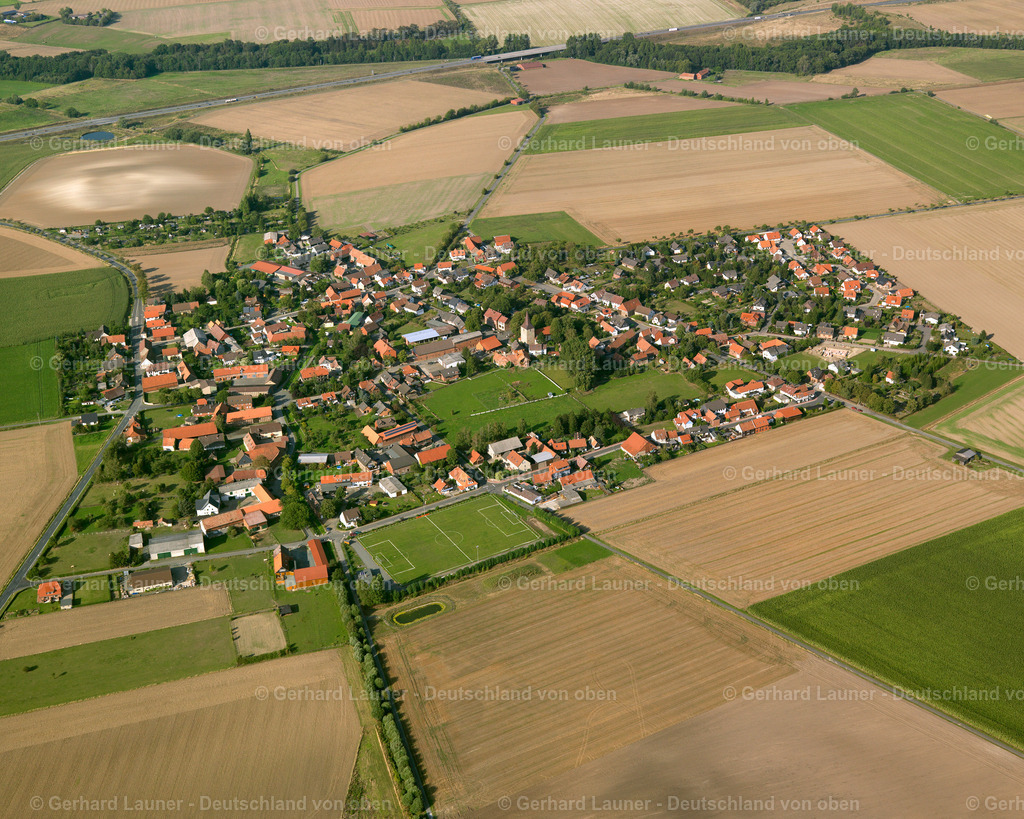 2638852 | LOCHTUM 23.08.2006 Landwirtschaftliche Nutzflächen und Feldgrenzen  umsäumen das Siedlungsgebiet des Dorfes in Lochtum im Bundesland Niedersachsen, Deutschland // Agricultural land and field boundaries surround the settlement area of the village  in Lochtum in the state Lower Saxony, Germany Foto: Gerhard Launer