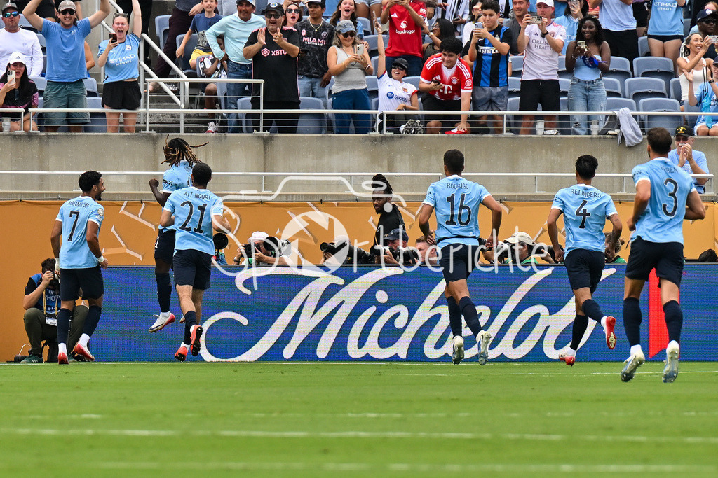Juventus Turin - Manchester City | Jubel der Englaender nach dem Treffer zum 1-0 durch Jeremy DOKU (Manchester City 11) / Tor / Torschuetze / Freude / Happy / FIFA Club World Cup: Juventus Turin - Manchester City, Camping World Stadium am 26.06.2025 / NOT FOR SALE IN USA