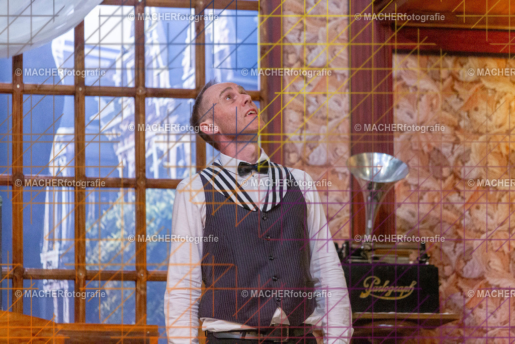 170_MFL-2025 | Portraitbilder von Regisseur; Darsteller; Techniker; Maske; Kostüme; Chor; Musiker; Bilderserie der Generalprobe und der Premierenvorstellung, Szenenbilder; Ausdrucksstudien; Bühnenüberblick; Bühnenkulissen; Pressefotos inkl. Redaktionsfoto Darstellergruppe.