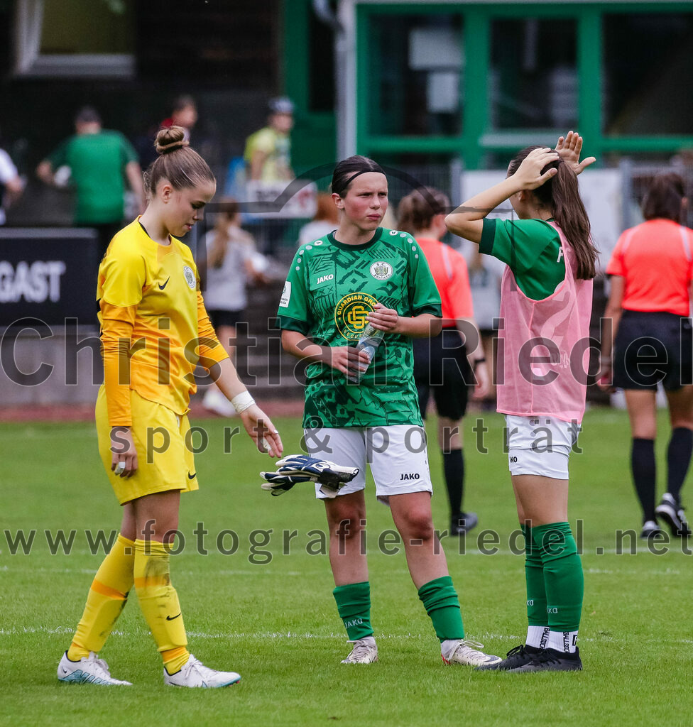 2023-10-07_105_FC_Forstern_gegen_Karlsruher_SC | Forstern, Deutschland, 07.10.2023:
Fußball, B-Juniorinnen-Bundesliga Süd 2023 / 2024, 4. Spieltag, FC Forstern gegen Karlsruher SC, Endergebnis: 1:1

Torfrau Hannah Eifler (FC Forstern, #22), Vicky Mitterer (FC Forstern, #5)

Foto: Christian Riedel / fotografie-riedel.net