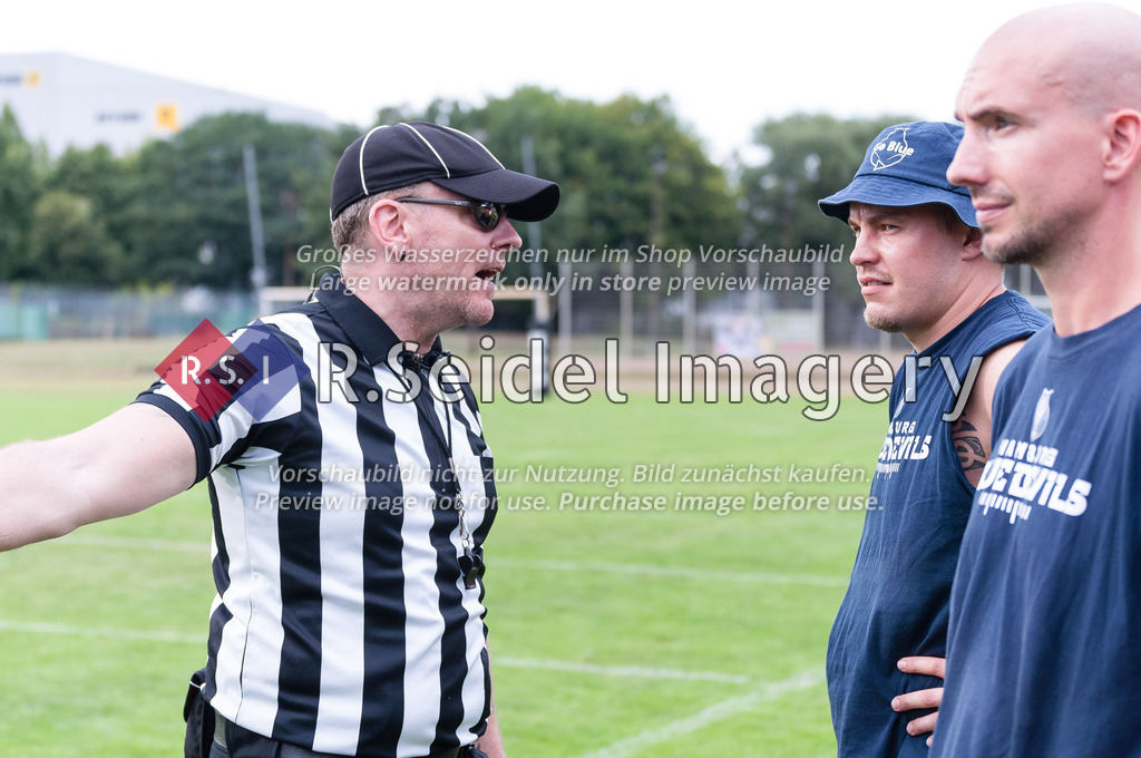 American Football, Saison 2022, Regionalliga Nord, Hamburg Blue Devils - Hamburg Pioneers, Dr.-Hermann-Schnell-Sportplatz (Hamburg), 13.08.2022, 8. Gameweek | Sportfotos aus Hamburg, Eventfotos oder freie Arbeiten von R.Seidel Imagery – einfach online kaufen.