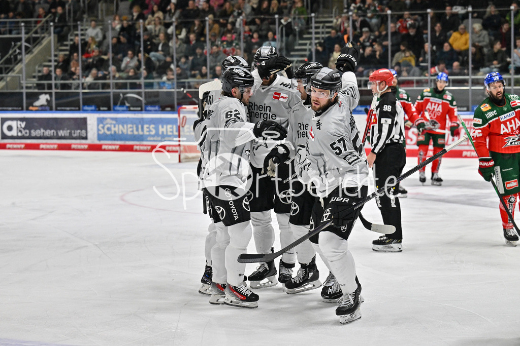 Augsburger Panther - Kölner Haie | Jubel der Haie nach dem Anschlusstreffer zum 2-3 durch Brady AUSTIN (Koelner Haie #57) / Treffer / Tor / Torschuetze / Freude / Happy / DEL: Augsburger Panther - Koelner Haie, Curt Frenzel Stadion am 02.03.2025