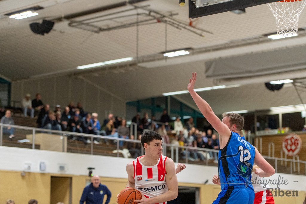 TSG Westerstede-Fortuna Logabirum | Basketball 2. Regionalliga; TSG Westerstede 2 (weiß)- Fortuna Logabirum (blau) am 12.12.2025 in Westerstede (Hössensportzentrum), Photo: Philip Eiben 2025 - Realisiert mit Pictrs.com