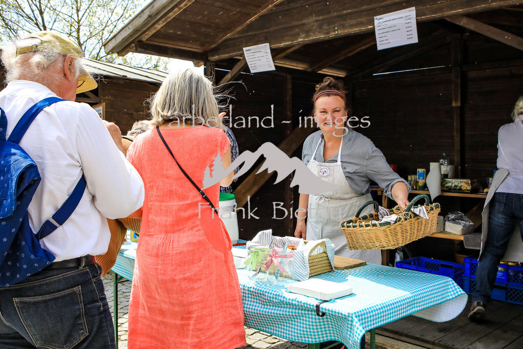 OE7A5556 | Würschtl und Bier beim Verein über d`Grenz am Bahnhof