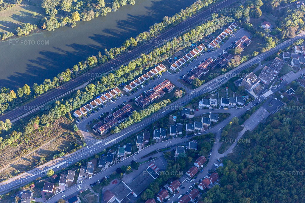Aerial view: Residential complex above the Moselle riverbank: Avenue Mozart in Liverdun in the state Meurthe et Moselle, France. – Photo: IMG_118141.jpg taken on 09/15/2019 by Werner Riehm/FLY-FOTO.com – Resolution of the original: 5472 x 3648 px