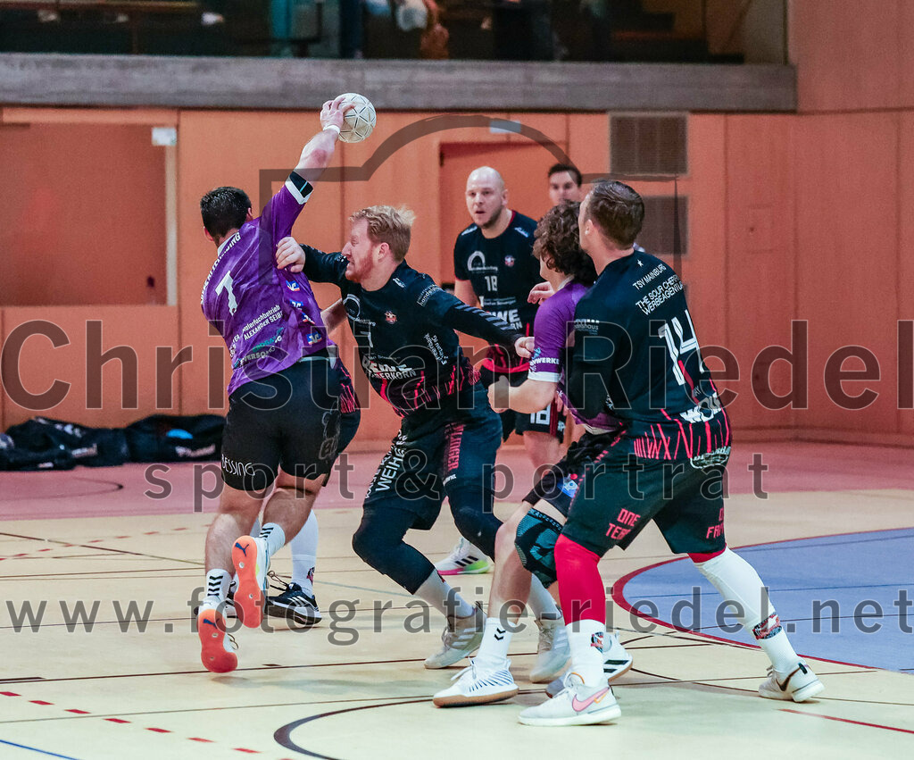 2023-11-26_030_SpVgg_Altenerding_gegen_TSV_1861_Mainburg | Erding, Deutschland, 26.11.2023:
Handball, Bezirksoberliga Männer 2023 / 2024, 9. Spieltag, SpVgg Altenerding gegen TSV 1861 Mainburg, Endergebnis: 34:20

Simon Rüdiger (SpVgg Altenerding, #7), Christoph Würfl (TSV 1861 Mainburg, #7), Jabob Köhler (SpVgg Altenerding, #6), Marius May (TSV 1861 Mainburg, #14)

Foto: Christian Riedel / fotografie-riedel.net