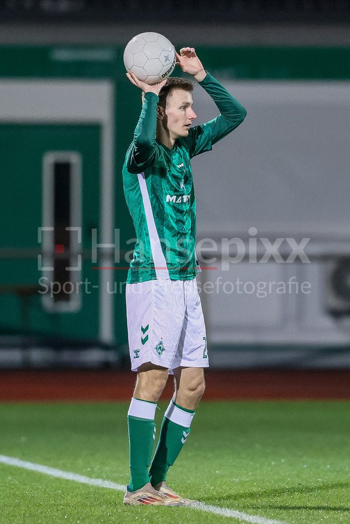 Fussball, Regionalliga Nord, SV Werder Bremen II - VfB Oldenburg | v.li.: Ole Schulz (SV Werder Bremen II, 27) beim Einwurf, Aktion, Action, Spielszene