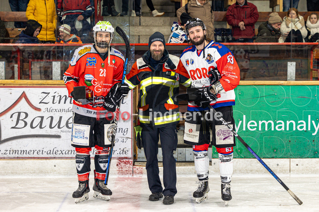 TSV Peißenberg Miners vs ESC Dorfen Eispiraten | Eishockey Bayernliga 2023/2024, TSV Peißenberg Miners vs ESC Dorfen Eispiraten, 20231229,
Philipp Reichhart (Kommandant der FFW Peißenberg) bei der Ehrung der Spieler des Abends,
2023-12-29 in Peißenberg (Eisstadion)
28 Denis DEGENSTEIN (Miners 28), 63 Michal POPELKA (Eispiraten 63), Philipp Reichhart (Kommandant der FFW Peißenberg)
Copyright: WolfgangxLindner foto-lindner.de