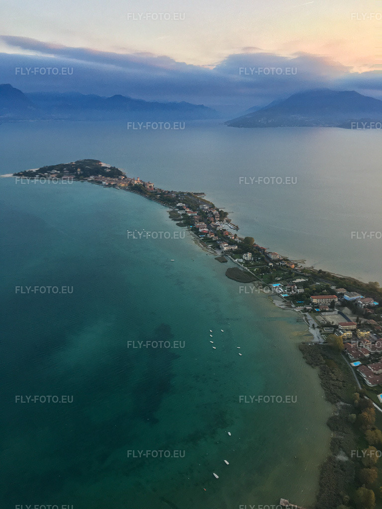 Vue aérienne: Ambiance matinale au lac de Garde à Sirmione dans le département Brescia, Italie. Photo: IMG-134983.jpg prise le 23/09/2022 par Werner Riehm/FLY-FOTO.eu – Résolution de l'original: 3024 x 4032 px
