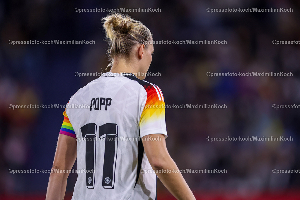 DFB28102401004 | 28.10.2024, Fußball Länderspiel Frauen, Deutschland - Australien, Schauindland-Reisen-Arena Duisburg, Saison 2024 2025: Emotionale verabschiedung von Alexandra Popp (GER #11) 