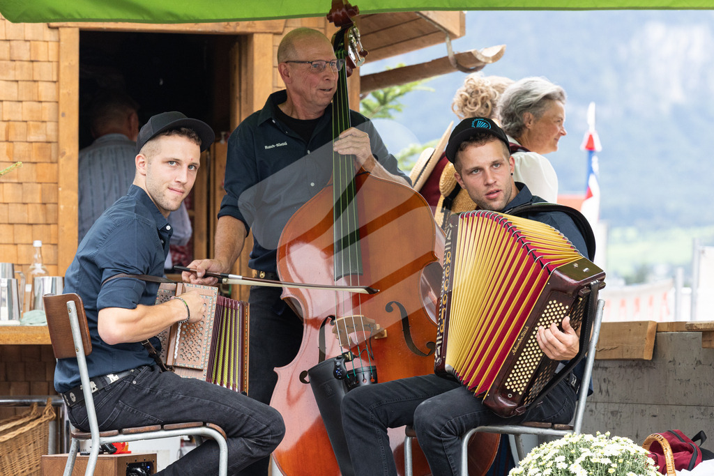 ESAF2025_Freitag_4154 | Die Schwinger des Schwyzer Kantonalen Schwingerverbandes: Fotos, die Dynamik und Leidenschaft festhalten, sowie emotionale Momente aus dem traditionellen Schwingsport zeigen. - Realisiert mit Pictrs.com