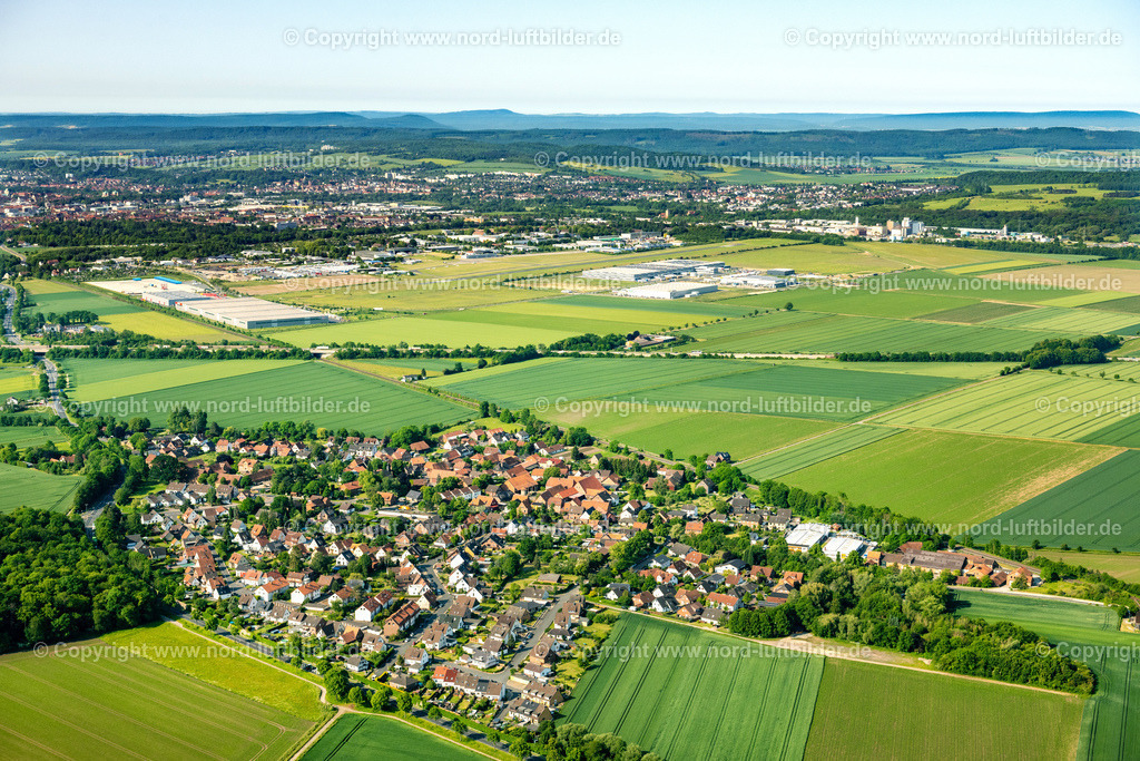 Asel_ELS_4363050623 | ASEL 05.06.2023 Landwirtschaftliche Nutzflächen und Feldgrenzen umsäumen das Siedlungsgebiet des Dorfes an der Göriacher Straße in Asel im Bundesland Niedersachsen, Deutschland. // Agricultural land and field boundaries surround the settlement area of the village on street Goeriacher Strasse in Asel in the state Lower Saxony, Germany. Foto: Martin Elsen