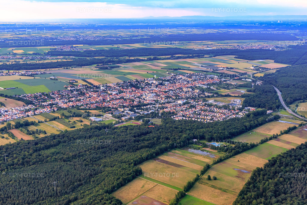 Luftbild: Stadtansicht aus Südwesten in Kandel im Bundesland Rheinland-Pfalz in Deutschland. Foto: IMG_090293.jpg vom 26.06.2016 durch Werner Riehm/FLY-FOTO.de