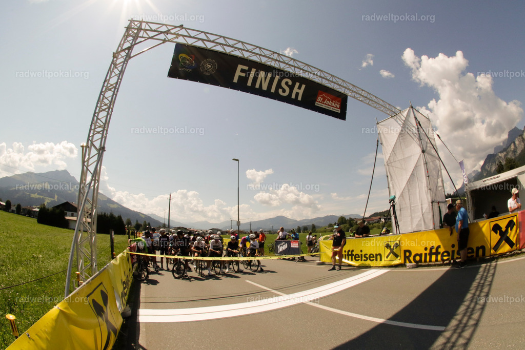 519_20230817_Bewerb_Maenner_Muehlanger | AUT - OESTERREICH, 2023-08-16: SPORT RENNRAD-FAHREN - 55. INTERNATIONALER RADWELTPOKAL IN ST. JOHANN IN TIROL  - Vintage-Radrennen mit WM-Bronze-Medaillen-Siegerin Christina Schweinberger, den Teilnehmer und Alexander Baumann (vom Orginastions-Team) - TAG 2 BEWERB MAENNER IN SECHS GRUPPEN  ; Foto: Roland Muehlanger