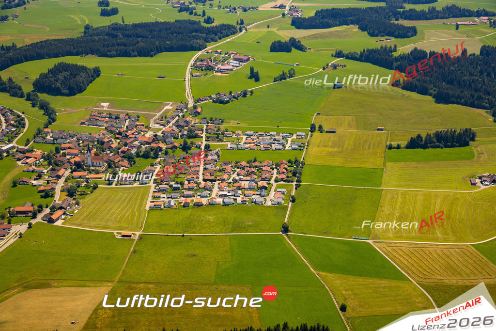 Das Luftbild zeigt :  Wald - Die Luftaufnahme wurde 2024 vom UL-Flugzeug aus erstellt ( keine Drohne ) - Hochauflösende Luftaufnahme - Für grossformatige Ausdrucke geeignet. Die Geschenkidee !Mit Lizenz und Bildrechte bestellbar
