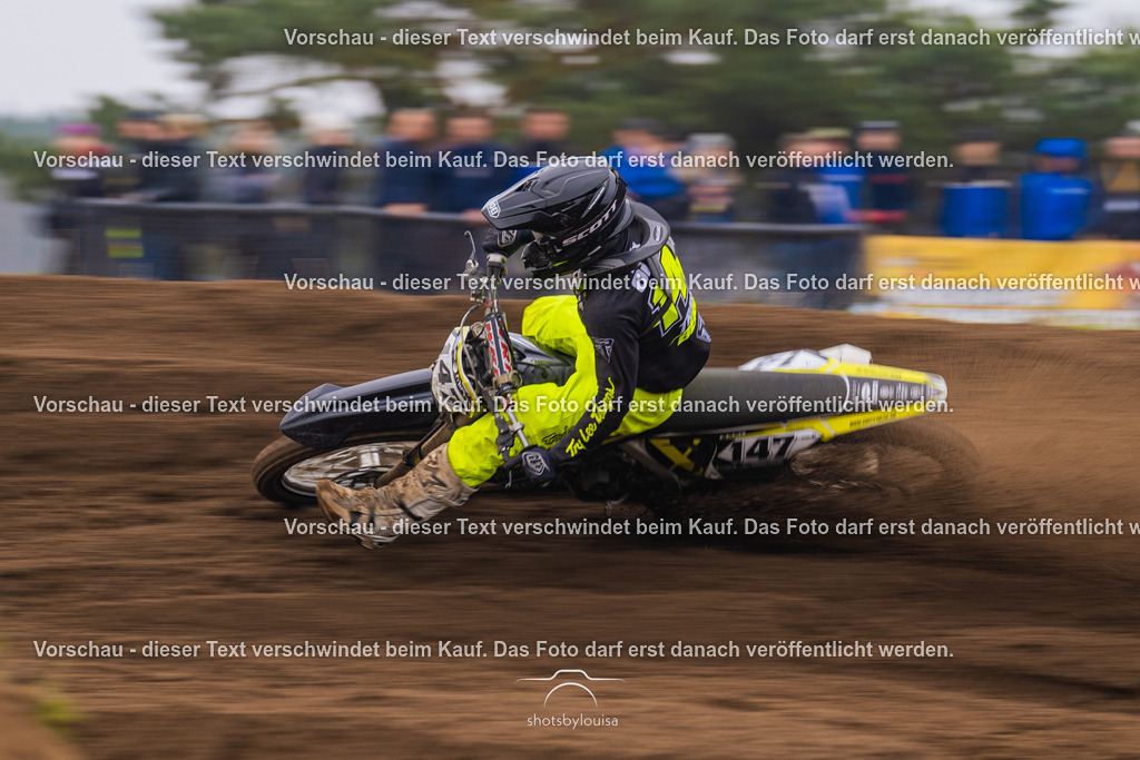 20260412_MCCBensdorf-1793 | Sportfotografin aus Berlin-Brandenburg mit Fokus auf Motocross. Ich halte deine sportliche Leistung und echte Emotionen auf und neben der Strecke professionell fest. Entdecke die Fotos von deinem Rennen und bestelle sie direkt hier im Shop.