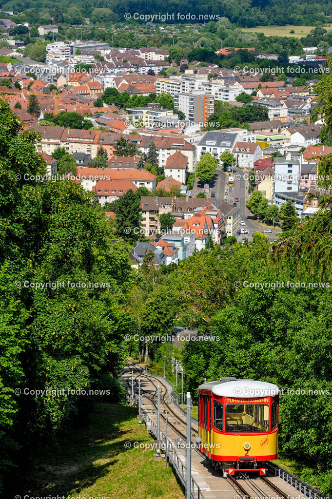 Deutschland_ Baden-Wuerttemberg_ Karlsruhe_ 20.02.2025-10 | 20.02.2025, Deutschland, GER, Baden-Wuerttemberg, Karlsruhe im Bild Themenbild, Stadtansichten, Die Turmbergbahn, Deutschlands aelteste noch betriebene Standseilbahn, Bahn, Turmberg, Durlach, Nostalgie, Talstation, Bergstation, Aussichtsterrasse, Ausflugsziel, Familie, Bauwerk, Veraenderung, Zwillingswagen, Nahverkehr