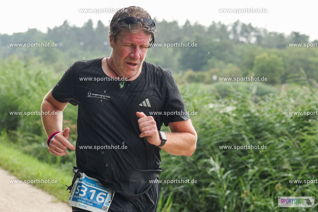 LUR_1434 | 34. M-net Erlanger Triathlon 2025 #erlangertriathlon  #mnettriathlon2025 #mnettriathlon #team #olympischedistanz #mitteldistanz #triathlon #maindonaukanal  #erlangertriathlon2025 #yourpictrs #tv1848 #tv1848erlangen  #triathlonbayern #sportinerlangen #demsportverbunden #sportshot_your_pictrs Copyright: www.sportshot.de