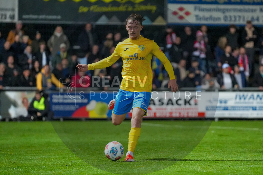 Fußball, Herren, Saison 2025/2026, Testspiel, Freundschaftsspiel, FSV 63 Luckenwalde vs. 1.FC Union Berlin, Mittwoch 08.10.2025, Werner-Seelenbinder-Stadion Luckenwalde, | Fußball, Herren, Saison 2025/2026, Testspiel, Freundschaftsspiel, FSV 63 Luckenwalde vs. 1.FC Union Berlin, Mittwoch 08.10.2025, Werner-Seelenbinder-Stadion Luckenwalde, Im Bild: Remo Merke (Luckenwalde) - Realisiert mit Pictrs.com