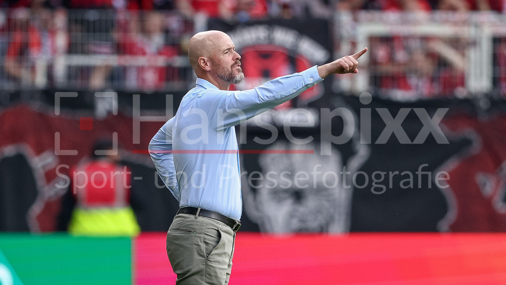 Fussball, Bundesliga, SV Werder Bremen - Bayer 04 Leverkusen | Erik ten Hag (Trainer, Bayer 04 Leverkusen) gibt Anweisungen, gestikuliert, mit den Armen gestikulieren, Portrait, Nahaufnahme, Einzelfoto, Einzelbild, DIE DFL-RICHTLINIEN UNTERSAGEN JEGLICHE NUTZUNG VON FOTOS ALS SEQUENZBILDER UND/ODER VIDEOÄHNLICHE FOTOSTRECKEN. DFL REGULATIONS PROHIBIT ANY USE OF PHOTOGRAPHS AS IMAGE SEQUENCES AND/OR QUASI-VIDEO.