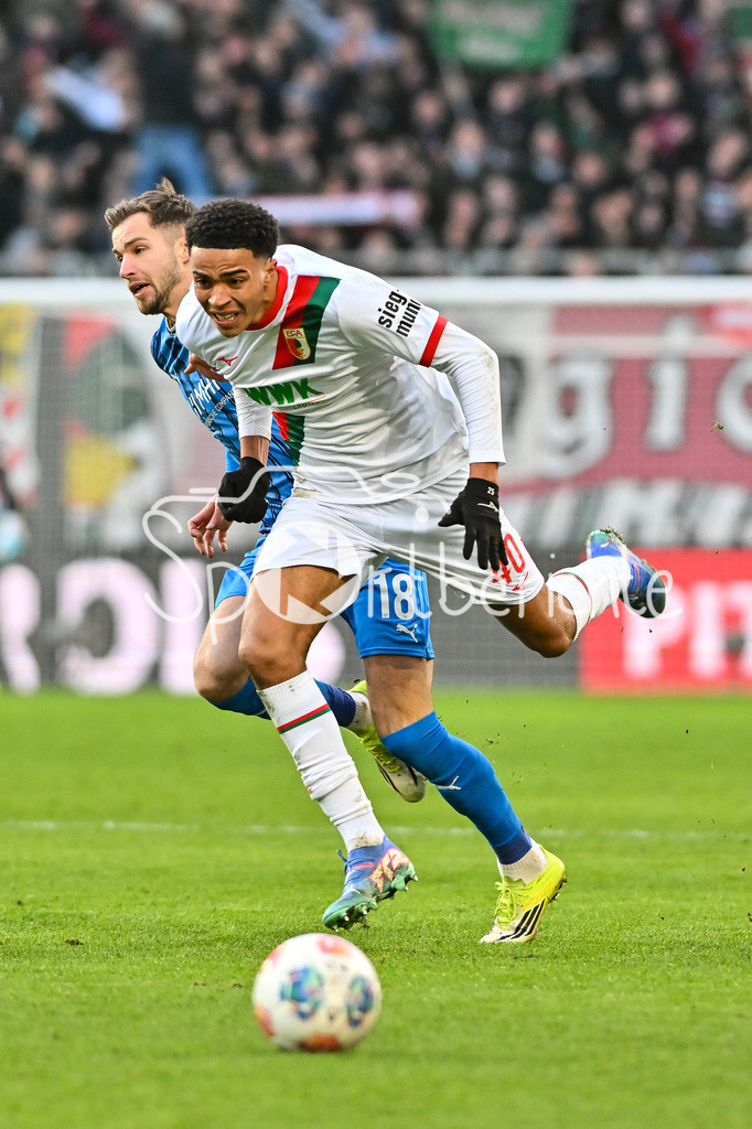 FC Augsburg - 1. FC Heidenheim | AUGSBURG, GERMANY - 15. FEBRUARY: im Duell Marvin PIERINGER (1. FC Heidenheim 18) und Noahkai BANKS (FC Augsburg 40) während dem Bundesligamatch zwischen dem FC Augsburg und dem 1. FC Heidenheim am 22. Spieltag in der WWK-Arena / DFL REGULATIONS PROHIBIT ANY USE OF PHOTOGRAPHS AS IMAGE SEQUENCES AND/OR QUASI-VIDEO