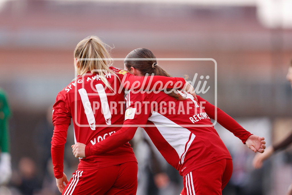 Fußball I Frauen I Saison 2025-2026 I Regionalliga Nord I 15. Spieltag I St. Pauli - SpVg Aurich-92 | Alina Vogel (11, SpVg Aurich) Jane Rekowski (4, SpVg Aurich) - Realisiert mit Pictrs.com