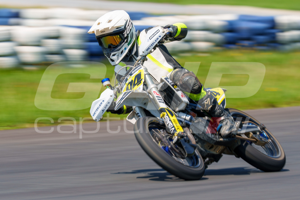 G-Cup + Supermoto Staatsmeisterschaft + Hungarian Supermoto Championship | GRIPcapture steht für authentische Sportfotografie in Österreich – für Momente, die mehr sind als Geschwindigkeit oder Ergebnis. Es geht um Emotion, Spannung, Fokus und den Augenblick, der oft nur einen Wimpernschlag dauert.Ob Motorsport, Teamsport oder 