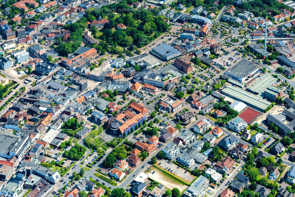 Cloppenburg_ELS_5033050623 | CLOPPENBURG 05.06.2023 Stadtzentrum im Innenstadtbereich in Cloppenburg im Bundesland Niedersachsen. Im Hintergrund die Baustelle des Neubauprojekts - Wohnpark "An des Piske". // The city center in the downtown area in Cloppenburg in the state Lower Saxony. Foto: Martin Elsen