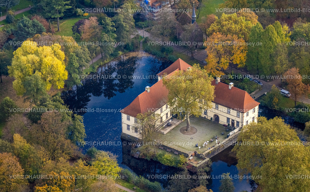 Herne241015812 | Luftbild, Wasserschloss Strünkede und herbstlicher Wald, Baukau, Herne, Ruhrgebiet, Nordrhein-Westfalen, Deutschland
