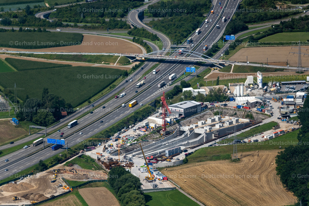 4047182 | STUTTGART 11.08.2021 Baustelle mit Tunnelführungsarbeiten für die Streckenführung und den Verlauf " Flughafentunnel " parallel zum Verlauf der Autobahn BAB A8 in Stuttgart im Bundesland Baden-Württemberg, Deutschland. Weiterführende Informationen bei: CDM Smith Consult GmbH,  GBI Gackstatter Beratende Ingenieure GmbH,  Max Bögl Bauservice GmbH &amp; Co. KG,  Vössing Ingenieurgesellschaft mbH. // Construction site with tunneling work for the route and the "airport tunnel" course parallel to the course of the A8 motorway in the Plieningen district of Stuttgart in the state Baden-Wuerttemberg, Germany. Further information at: CDM Smith Consult GmbH,  GBI Gackstatter Beratende Ingenieure GmbH,  Max Boegl Bauservice GmbH &amp; Co. KG,  Voessing Ingenieurgesellschaft mbH. Foto: Gerhard Launer
