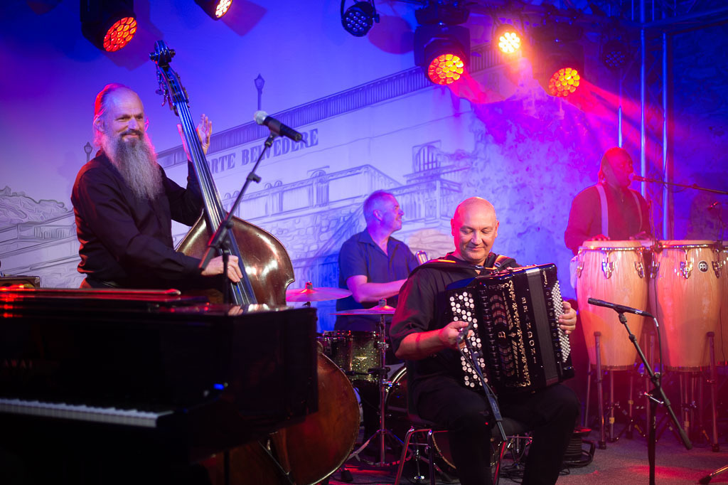 Tango meets Cuba | Tango meets Cuba mit den Klazz Brothers & Cuba Percussion im Forte Belvedere Leisnig zum Festival Hallo Leisnig 2022. - Realisiert mit Pictrs.com