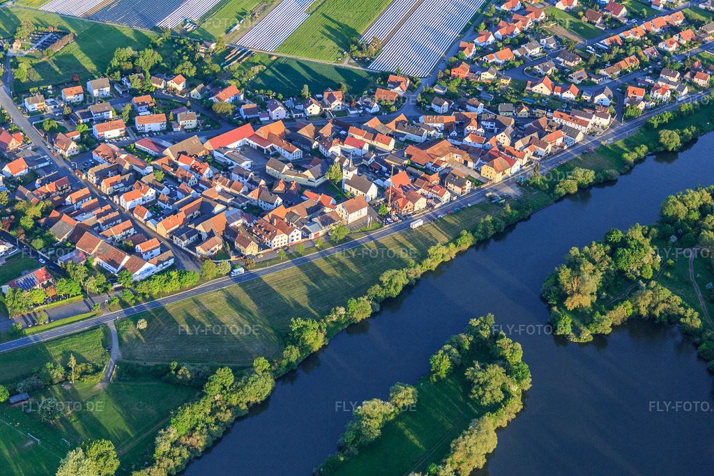 Luftbild: Dorfansicht am Main aus Nordwesten im Ortsteil Hirschfeld in Röthlein im Bundesland Bayern in Deutschland. – Foto: IMG_079146.jpg vom 15.05.2015 durch Werner Riehm/FLY-FOTO.de – Auflösung des Originals: 5472 x 3648 px