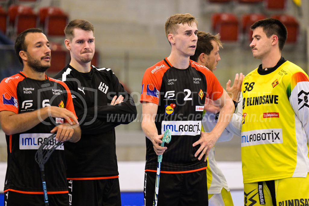 HC Rychenberg vs. Floorball Köniz - 28. August 2022 | HC Rychenberg vs. Floorball Köniz
AXA Arena, Winterthur
Enttäuschte Sämi Gutknecht (#6 HC Rychenberg), Claudio Mutter (#13 HC Rychenberg) und Nicola Bischofberger (#2 HC Rychenberg).
Bild: Sportfotografie Markus Aeschimann | www.markus-aeschimann.ch - Realisiert mit Pictrs.com