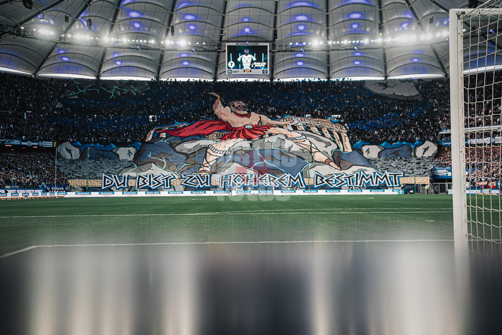Fußball | Männer | Saison 2024/2025 | 2. Fußball-Bundesliga | 29. Spieltag | Hamburger SV vs. Eintracht Braunschweig | 11.04.2025 | Choreo der Nordtribüne vom HSV riesiges Banner Transparent mit der Aufschrift Du Bist Zu Höherem Bestimmt Griechische Mythologie