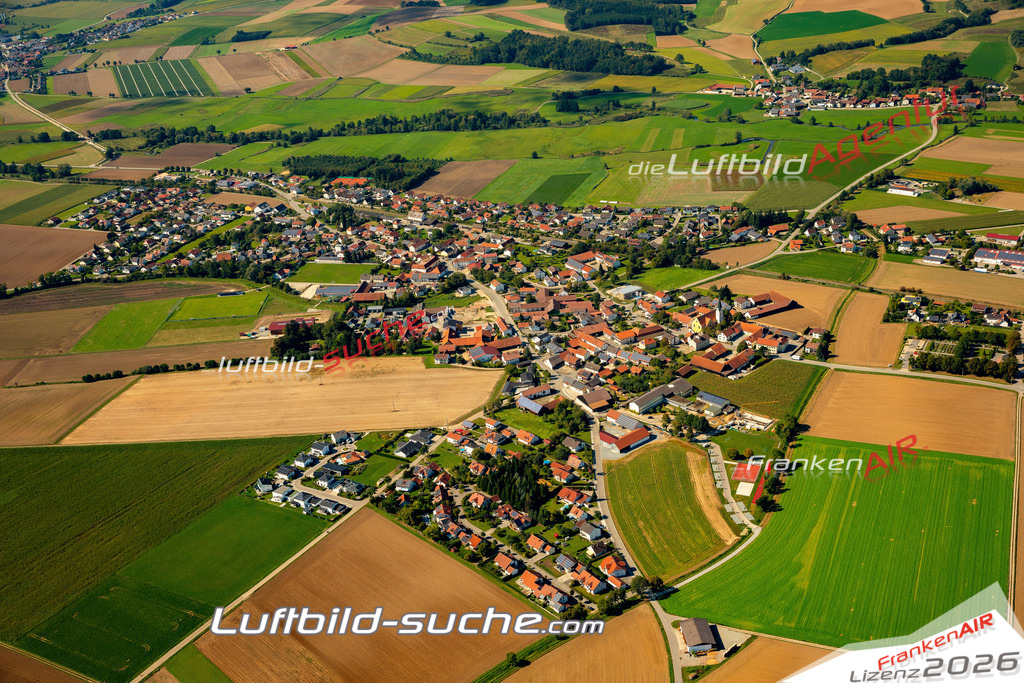 Das Luftbild zeigt :  Laberweinting - Die Luftaufnahme wurde 2023 vom UL-Flugzeug aus erstellt ( keine Drohne ) - Hochauflösende Luftaufnahme - Für grossformatige Ausdrucke geeignet. Die Geschenkidee !Mit Lizenz und Bildrechte bestellbar
