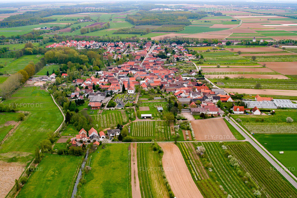 Luftbild: Dorf von Westen in Winden im Bundesland Rheinland-Pfalz in Deutschland. Foto: IMG_1791.jpg vom 01.05.2006 durch Werner Riehm/FLY-FOTO.de