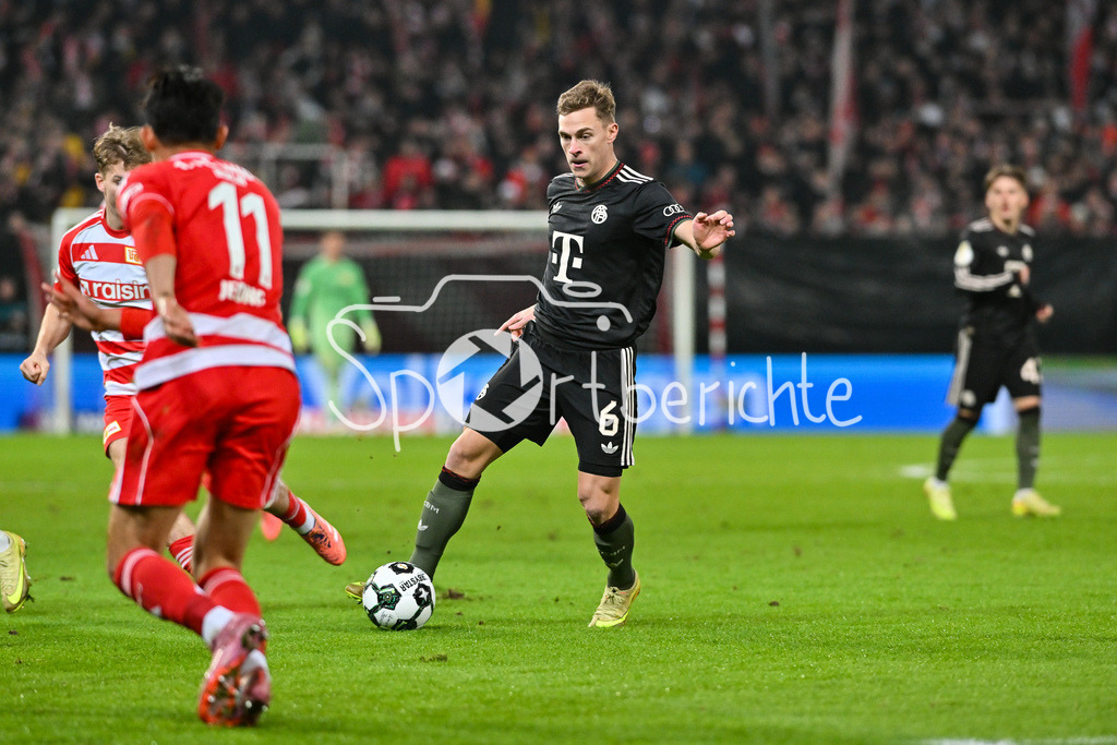 1. FC Union Berlin - FC Bayern München | BERLIN, GERMANY - 03. DECEMBER: am Ball Joshua KIMMICH (FC Bayern Munich 6) während dem Match zwischen dem 1. FC Union Berlin und dem FC Bayern München beim Achtelfinale des DFB-Pokales im Stadion an der alten Försterei
