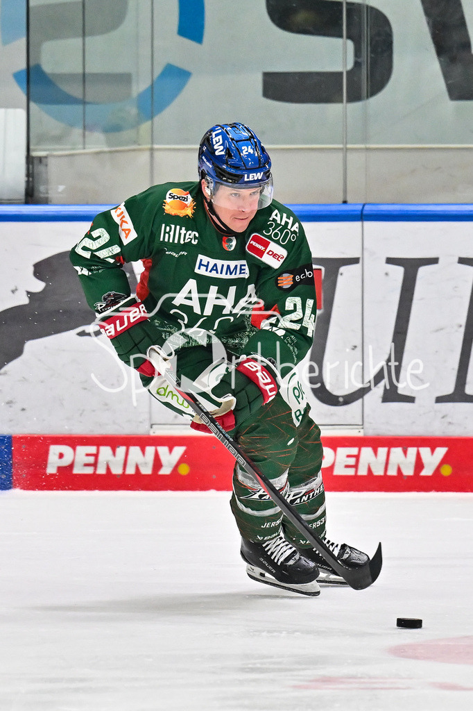 Augsburger Panther - Löwen Frankfurt | AUGSBURG, GERMANY - 16. JANUARY: am Puck T. J. TREVELYAN (Augsburger Panther 24) / Einzelfoto / Freisteller während dem Match zwischen den Augsburger Panthern und den Löwen Frankfurt am 40. Spieltag der penny DEL im Curt Frenzel Stadion