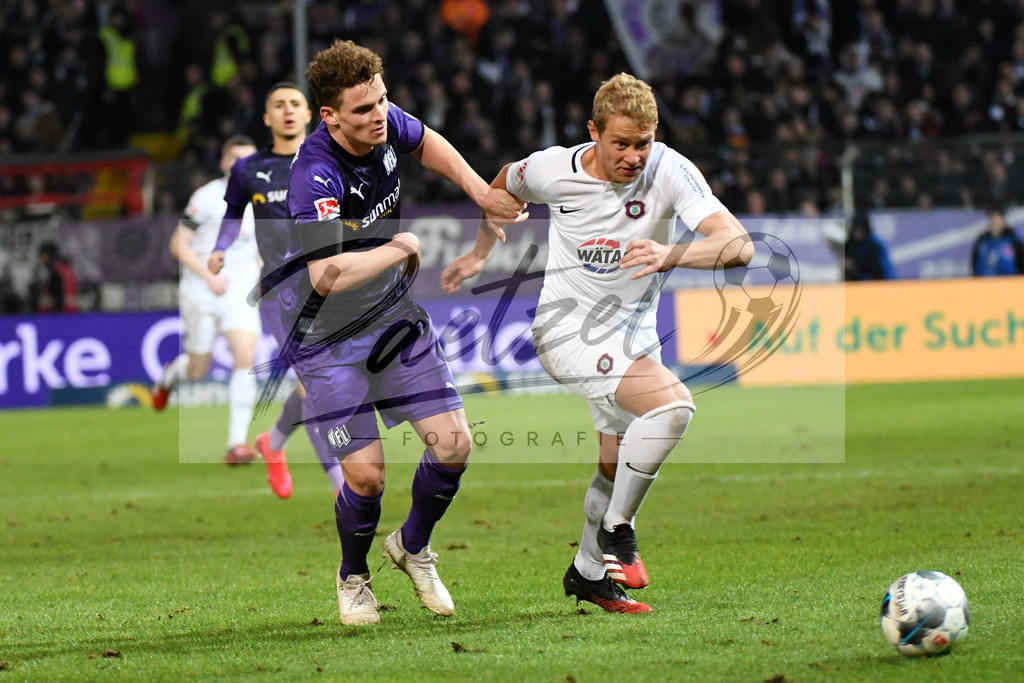 20200221_OSNAUE_0063 | Fussball, Herren: Moritz Heyer (VfL Osnabrueck) und Jan Hochscheidt (Erzgebirge Aue) im Zweikampf bei dem Spiel der 2. Bundesliga zwischen VfL Osnabrueck und FC Erzgebirge Aue im Stadion an der Bremer Bruecke am 21.02.2020 in Osnabrueck, Deutschland.DFB / DFL REGULATIONS PROHIBIT ANY USE OF PHOTOGRAPHS AS IMAGE SEQUENCES AND/OR QUASI-VIDEO. - Realisiert mit Pictrs.com