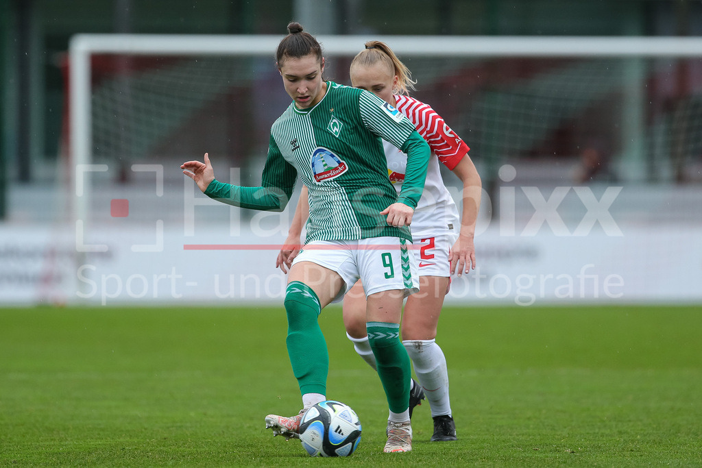 Fussball, Google Pixel Frauen-Bundesliga, RB Leipzig - SV Werder Bremen | v.li.: Sophie Weidauer (SV Werder Bremen, 9) am Ball, Frederike Kempe (RB Leipzig, 2), Einzelbild, Ganzkörper, Aktion, Action, Spielszene, DIE DFB-RICHTLINIEN UNTERSAGEN JEGLICHE NUTZUNG VON FOTOS ALS SEQUENZBILDER UND/ODER VIDEOÄHNLICHE FOTOSTRECKEN. DFB REGULATIONS PROHIBIT ANY USE OF PHOTOGRAPHS AS IMAGE SEQUENCES AND/OR QUASI-VIDEO.