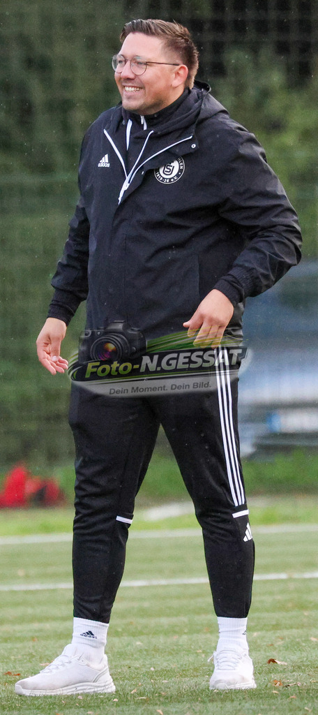 TuS Bruchmühlen - Bünder SV | Auf dem Bild zu sehen: TuS Bruchmühlen Trainer: Silas Morgenroth TuS Bruchmühlen, Bünder SV, Saison 26/27, Kreisliga A, Bruchmühlen, Deutschland - Realisiert mit Pictrs.com