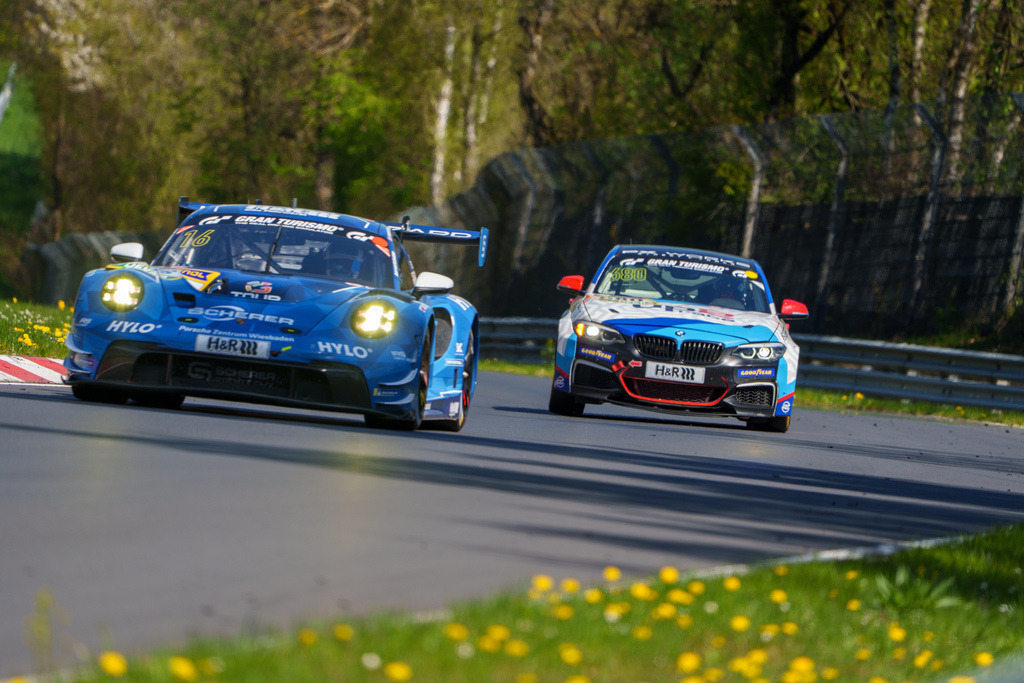 Nürburgring Langstrecken Serie  Rennen 2(NLS) | 26.04.2025 Nürburgring Langstrecken Serie  Rennen 2(NLS), Nürburgring,Deutschland, Bild: # 16, Scherer Sport PHX, Patric Niederhauser, Patrick Pilet, ,  im Porsche 911 GT3 R und # 680, PTerting Sports by Up2Race, Jannik Reinhard, Karl Lukaschewsky, John Van Der Sanden,  im BMW M240i Racing Cup - Realisiert mit Pictrs.com