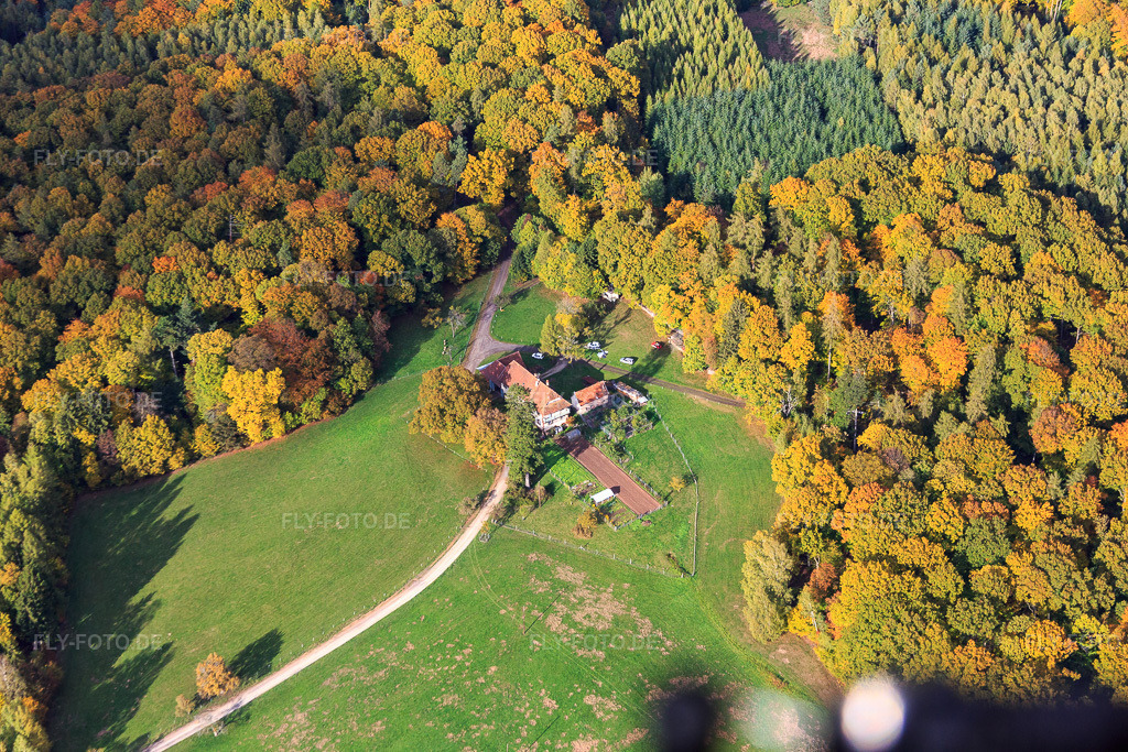Luftbild: Forsthaus an Waldlichtung im Ortsteil Windstein in Windstein im Bundesland Bas-Rhin in Frankreich.Foto: IMG_084619.jpg vom 23.10.2015 durch Werner Riehm/FLY-FOTO.deAuflösung des Originals: 5472 x 3648 px