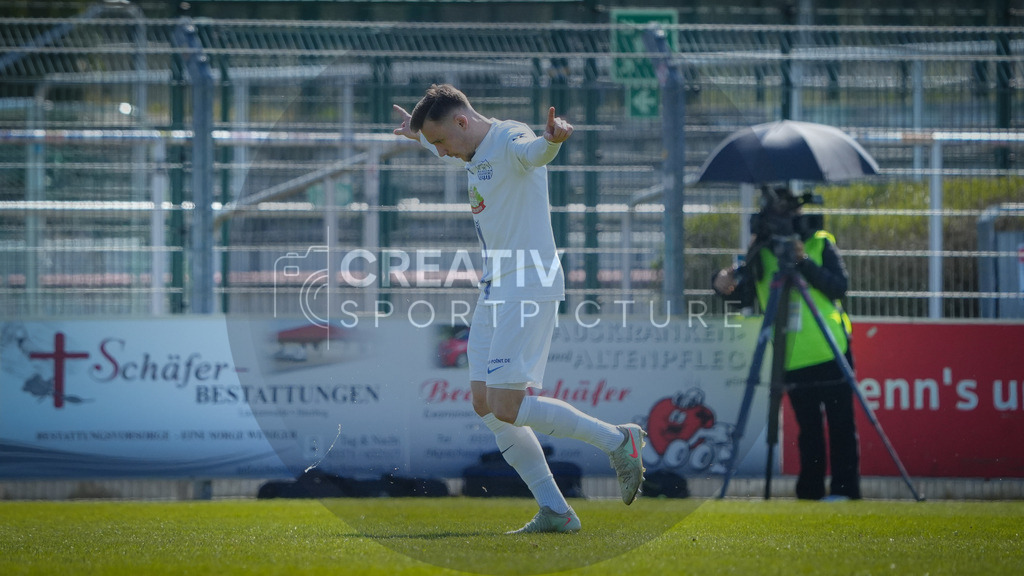 Fußball, Herren, Saison 2025/2026, Regionalliga Nordost, 29. Spieltag, FSV 63 Luckenwalde vs. FC Eilenburg, Samstag 11.04.2026, Werner-Seelenbinder-Stadion Luckenwalde, | Fußball, Herren, Saison 2025/2026, Regionalliga Nordost, 29. Spieltag, FSV 63 Luckenwalde vs. FC Eilenburg, Samstag 11.04.2026, Werner-Seelenbinder-Stadion Luckenwalde, Im Bild: Marcus Niemitz (Eilenburg) jubelt über seinen Führungstreffer. - Realisiert mit Pictrs.com